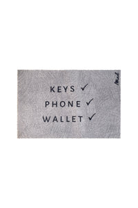 Grijze deurmat met opschrift in het zwart keys phone wallet.